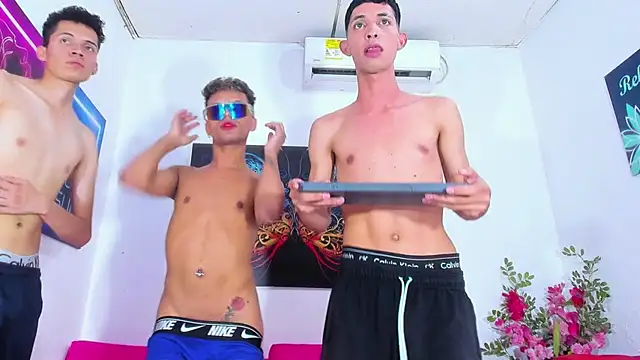 Thrio_23cmhot Webcam show