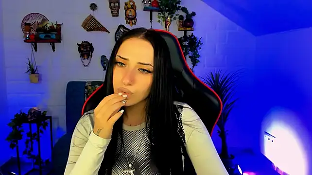 MonicaLowes' Live XXX Chat