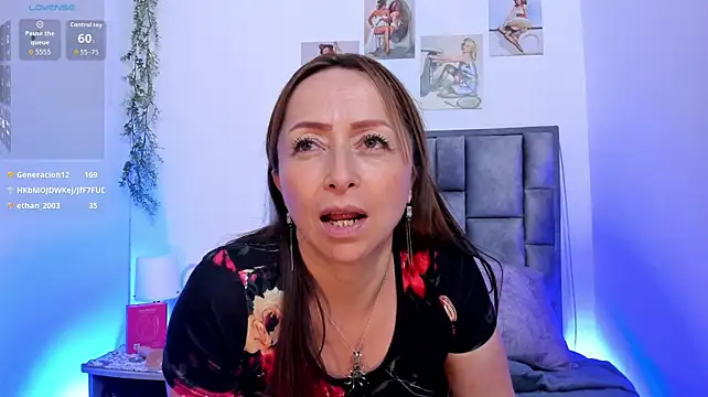 Show de Giovanela_rose na webcam