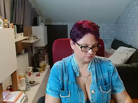 NewHellen4you élő XXX-chatje