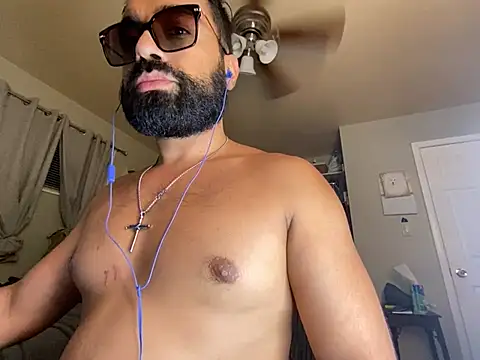 MikPapi: διαδικτυακό σόου στην κάμερα