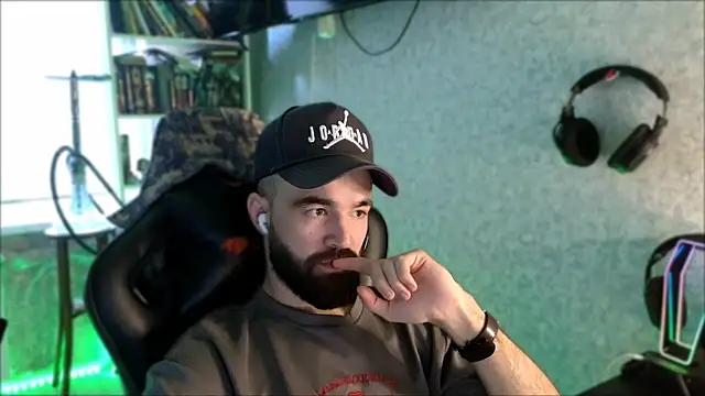 Show modela _Serious_Man na web-kameri
