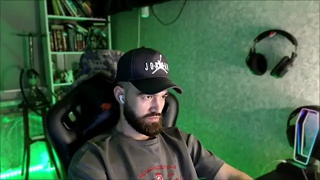 _Serious_Man Show in webcam