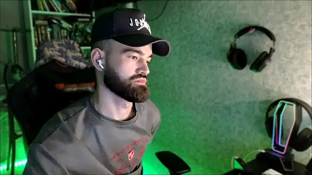 הופעת וובקאם של _Serious_Man