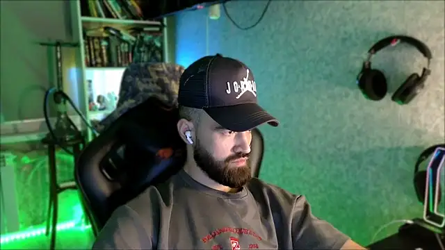 _Serious_Man Show in webcam