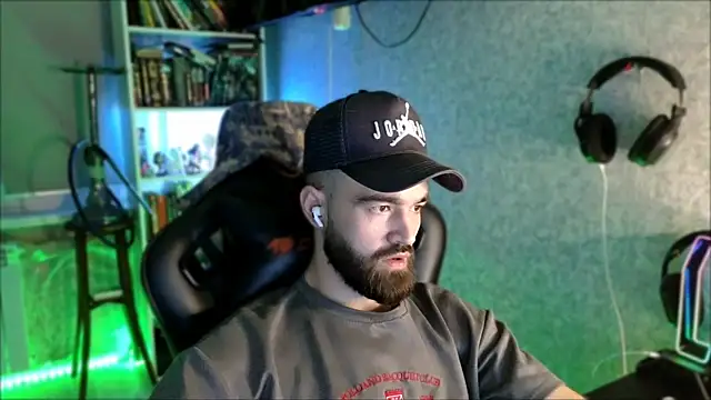 _Serious_Man Show in webcam