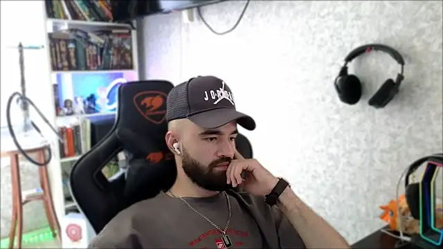 _Serious_Man Show in webcam