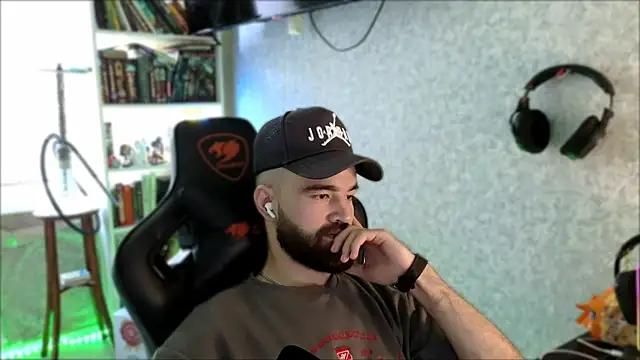 Show modela _Serious_Man na web-kameri