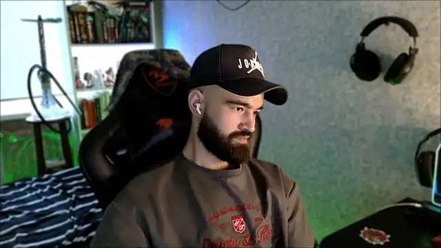 _Serious_Man Show in webcam