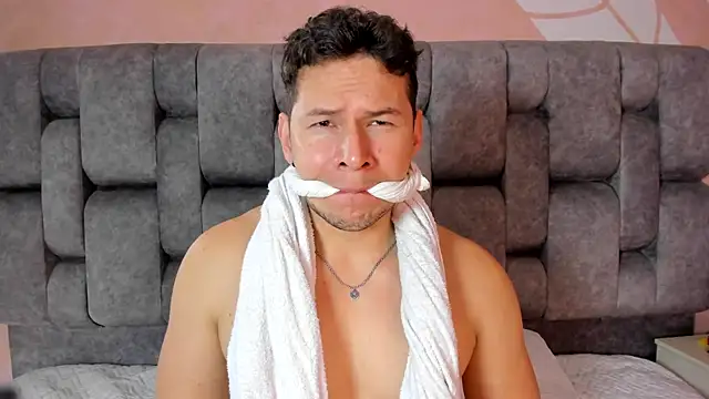 Izui_Piercen Webbikameraesitys