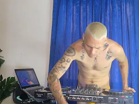 touching_the_sky Webcam Show