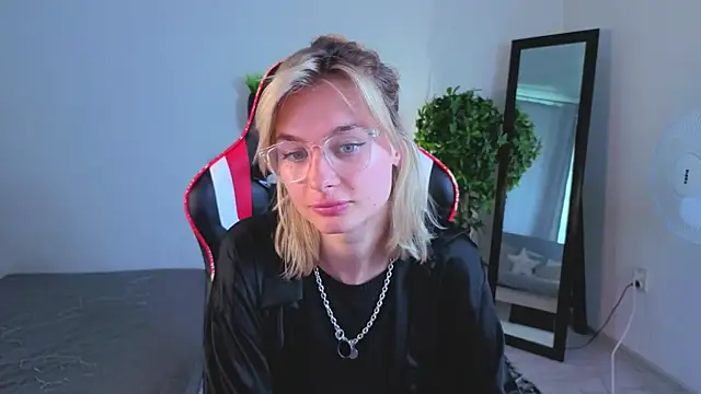NoraMoreau's Live XXX Chat