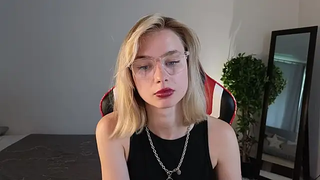NoraMoreau's Live XXX Chat