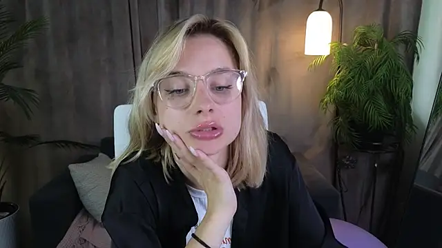 NoraMoreau webcam show
