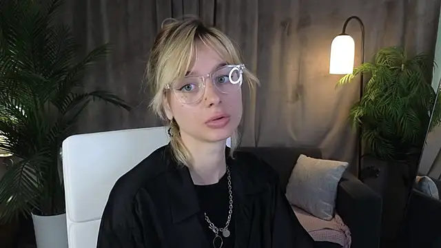 NoraMoreau's Live XXX Chat