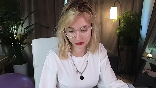 NoraMoreau Chat XXX in diretta