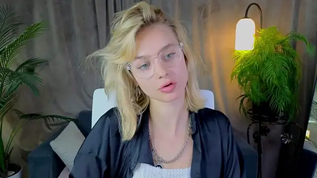 Chat +18 de NoraMoreau ao vivo