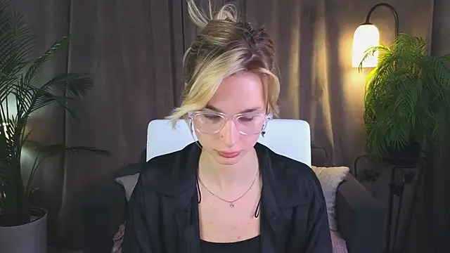 NoraMoreau Chat XXX live