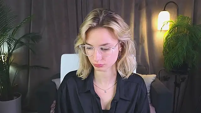 NoraMoreau XXX чат на живо