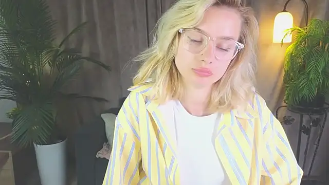 NoraMoreau's Live XXX Chat