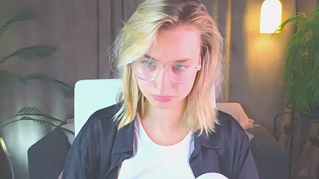 NoraMoreau's Live XXX Chat
