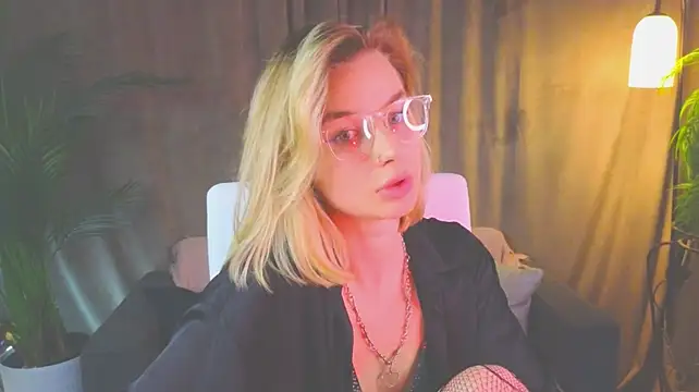 NoraMoreau's Live XXX Chat