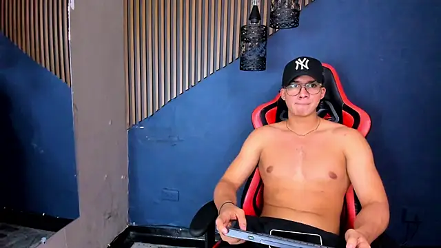 Show modela Axxel_Muscle na web-kameri