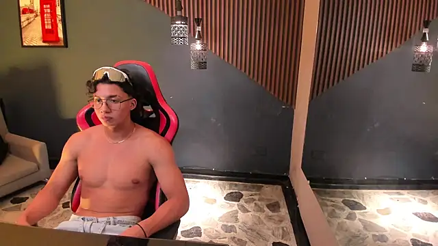 Axxel_Muscle Show in webcam