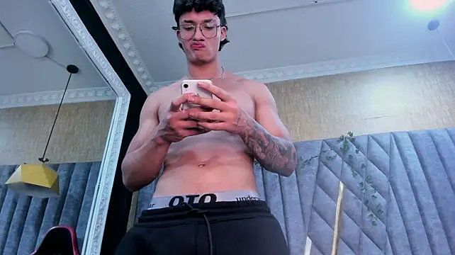 Axxel_Muscle Show in webcam