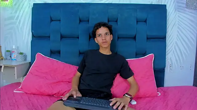 MidnightKing_ Show in webcam