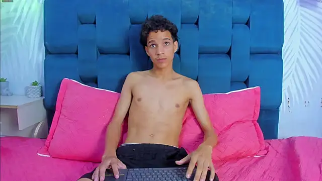 MidnightKing_ Show in webcam