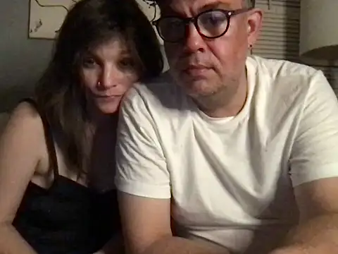חדר צ'אט בשידור חי של hotformommy666