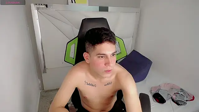 bby_cashh: διαδικτυακό σόου στην κάμερα