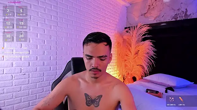 Show modela NicoKingg1_ na web-kameri