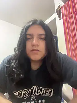 Show modela petitelatino na web-kameri