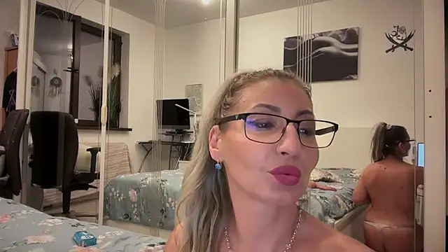 MoonieBlu's Live XXX Chat