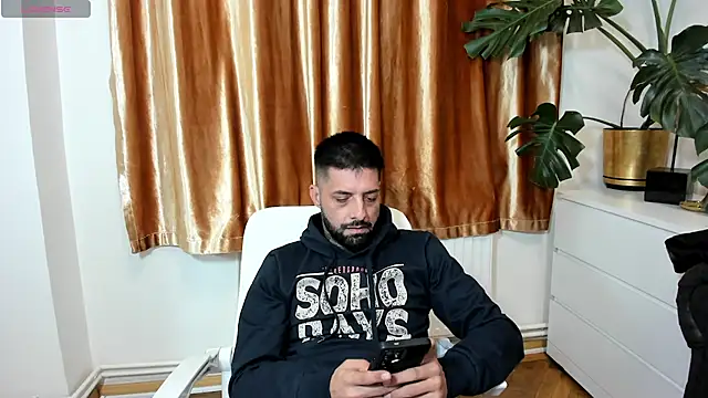 TommyDum: διαδικτυακό σόου στην κάμερα