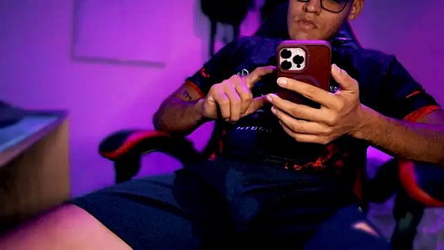 Midnight_Vault Show in webcam