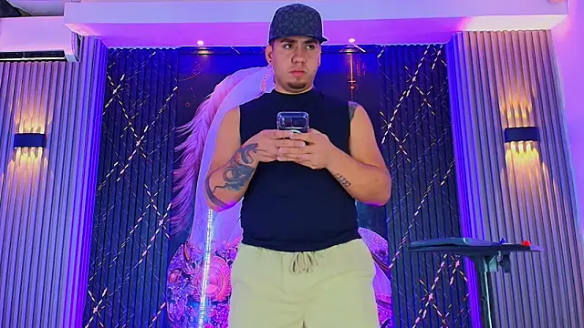 Iam_Josue-: διαδικτυακό σόου στην κάμερα