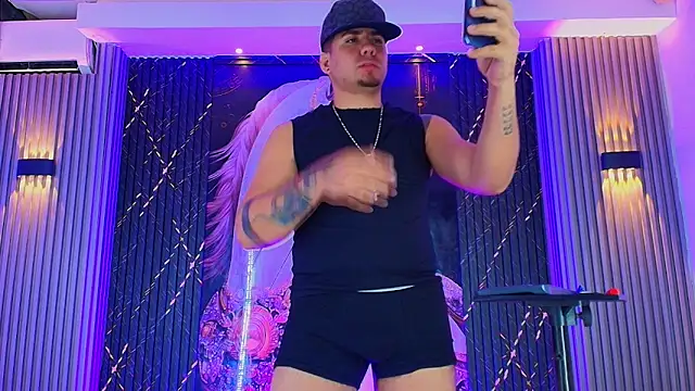 Iam_Josue-: διαδικτυακό σόου στην κάμερα