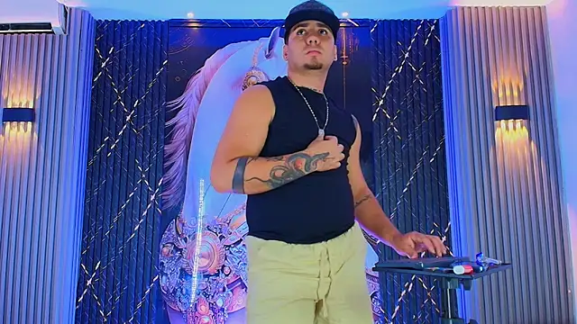 Iam_Josue-: διαδικτυακό σόου στην κάμερα