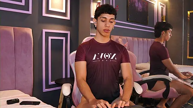 AdrianMiless Show in webcam