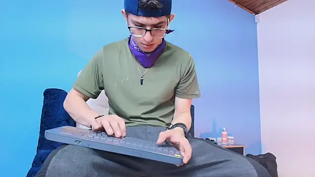 ADAM_CUMS Шоу с уебкамера