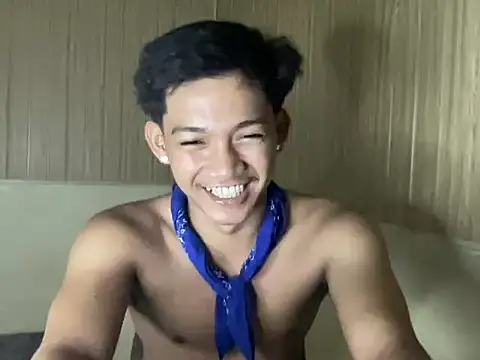 Pokazy przed kamerką – YourcumBoy77