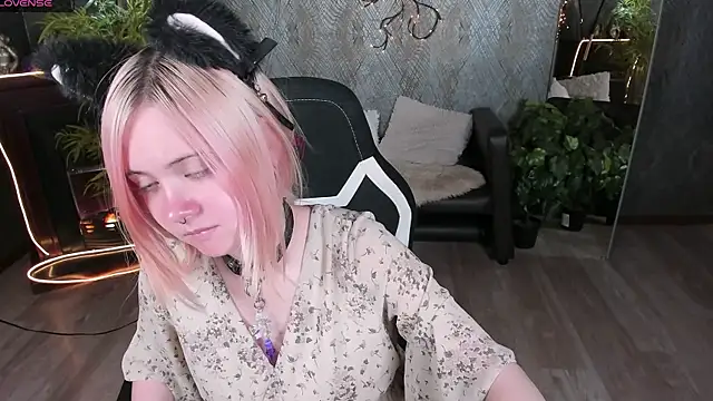 Miiu_miiu Show in webcam