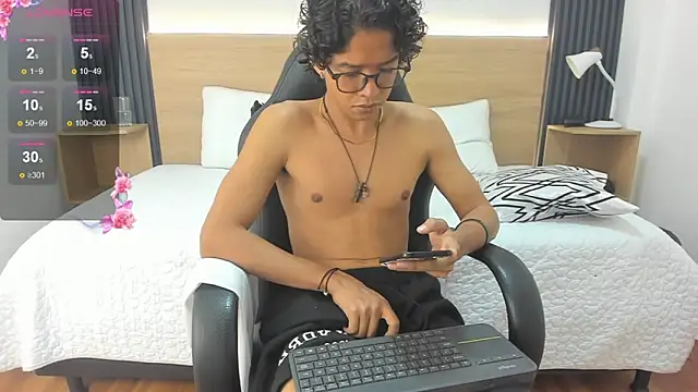 Travis_black_ Webcam-Show