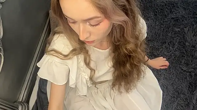 ShyandSkinnyAlice Show in webcam