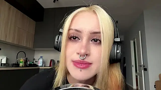 Show modela MistiPara na web-kameri