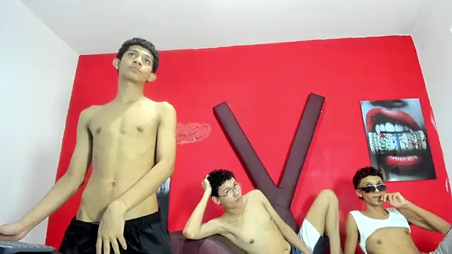 PRETTY_LOVERS1's Webcam Show