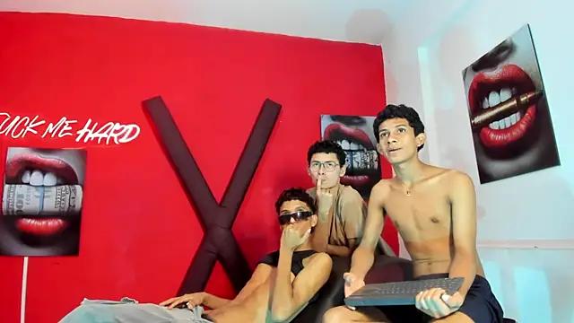 PRETTY_LOVERS1's Webcam Show